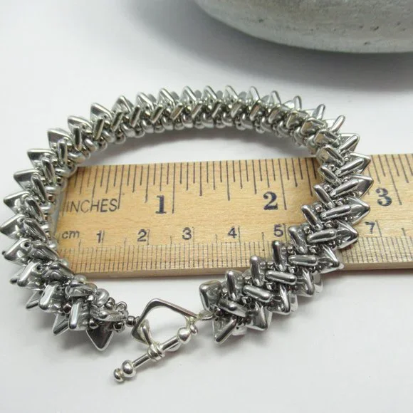 Handwoven spiky silver triangle bracelet - Picture 9 of 12
